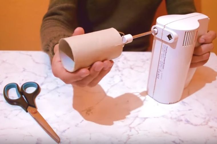 Stavio je karton od toalet papira na viljušku miksera: Svaka čast čega se dosetio! (VIDEO)
