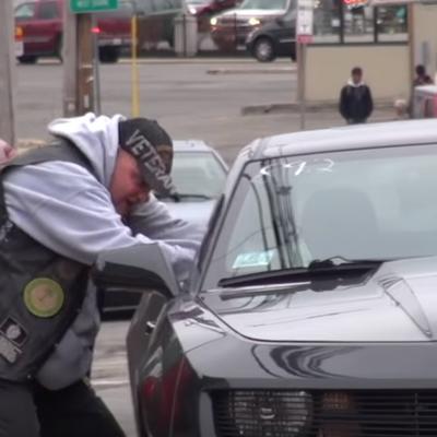 Ostavili otvoren automobil pun para: Beskućnik pokazao koliko smo nepošteni! (VIDEO)