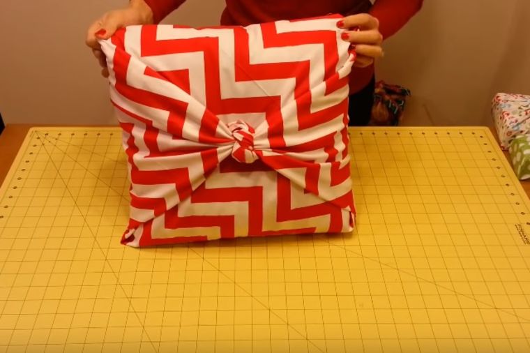 Bez igle i konca: Od parčeta tkanine napravila savršen detalj za dom! (VIDEO)