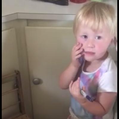 Majka zatekla devojčice u kuhinji: Video koji će vas nasmejati do suza! (VIDEO)