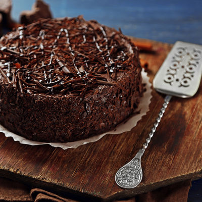 Svečana čokoladna torta: Neodoljivi slatkiš sa orasima i lešnicima! (RECEPT)