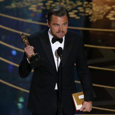 Internet gori: Šta je to Leonardo Dikaprio pokazao svima na dodeli Oskara? (FOTO)