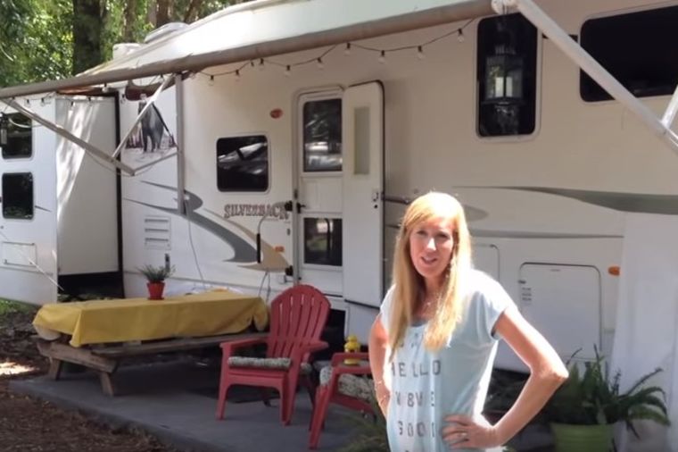 Kuću zamenili prikolicom: Šestočlana porodica komotno živi u ovakvom prostoru! (VIDEO)