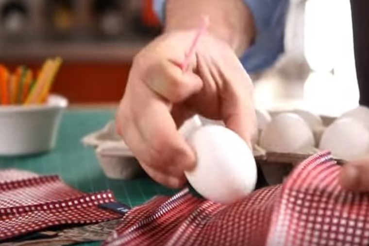 Jaja umotajte u kravatu: Nakon 20 minuta, rezultat ostavlja bez teksta! (VIDEO)