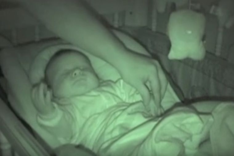 Roditelji pogledali bebu pre spavanja: Nisu mogli da veruju svojim očima! (VIDEO)