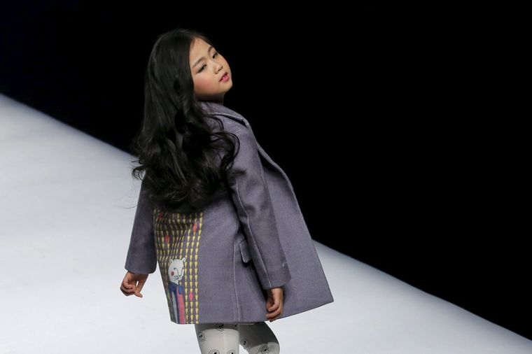 Dečija kolekcija na Nedelji mode u Kini: Mališani šarmirali publiku! (FOTO)
