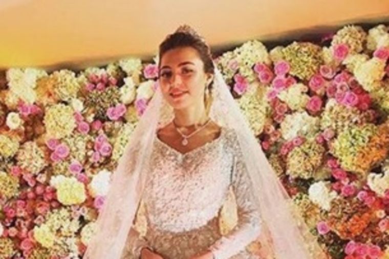 Kad se udaš za ruskog milijardera: Dijamantska haljina teška 25 kg, luksuz da se raspametiš! (FOTO)