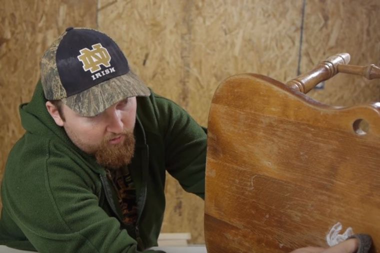 Običnu pastu za zube je naneo na stolicu: Trik koji spasava drveni nameštaj! (VIDEO)