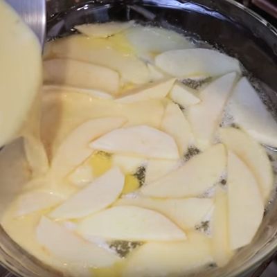 Jabuke je prelila smesom od jaja i mleka: Za ovakve palačinke još niste čuli! (VIDEO)