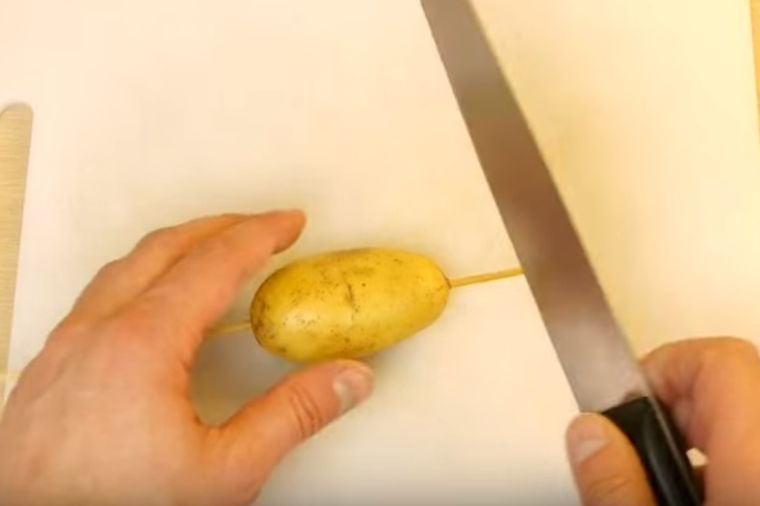Krompir je stavio na štapić i počeo da ga seče: Ručak za kojim su domaćice poludele! (VIDEO)