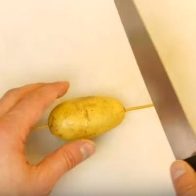 Krompir je stavio na štapić i počeo da ga seče: Ručak za kojim su domaćice poludele! (VIDEO)