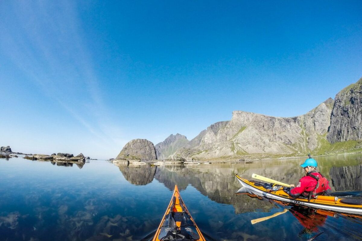 Путешествуем на лодке. Лофотенские острова на каяках. Каякинг Норвегия. Байдарки Норвегия. Фьорд на байдарке.
