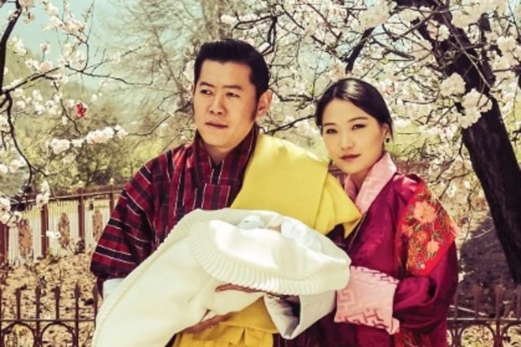 Upoznajte najsrećnije kraljevsko dete na planeti: Butanski princ napunio tri meseca! (FOTO)