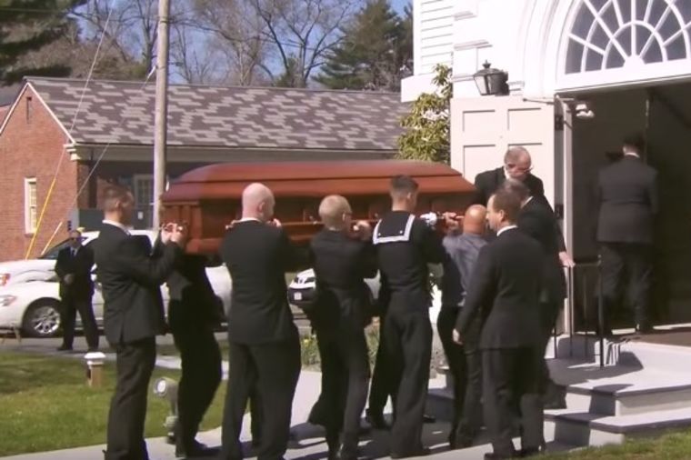 Na sahrani svog sina otkrili njegovu najmračniju tajnu: Sada upozoravaju druge roditelje! (VIDEO)
