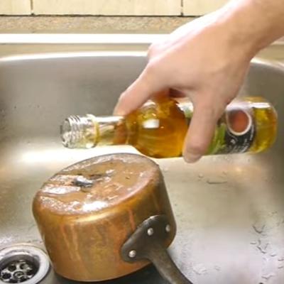 Ova kombinacija čisti masnu i zagorelu šerpu: Genijalno rešenje za brzo pranje suđa! (VIDEO)