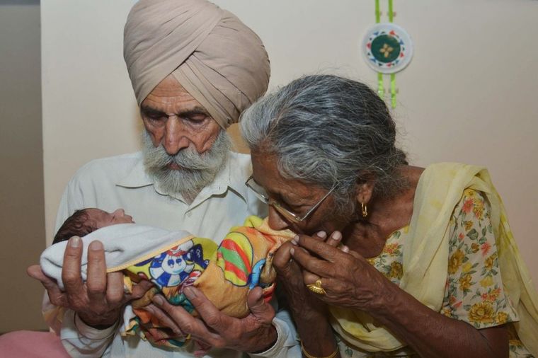 Žena (72) rodila zdravog dečaka: Bog je uslišio naše molitve! (FOTO)