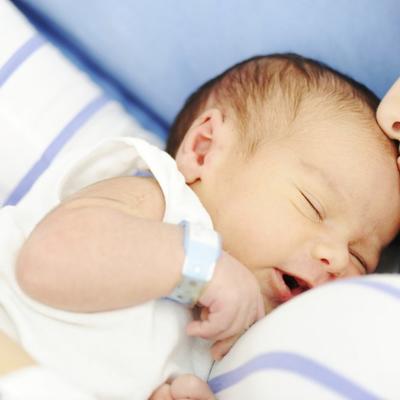 Naplatili joj držanje bebe posle porođaja: Bahatost bolnice o kojoj svi bruje! (FOTO)