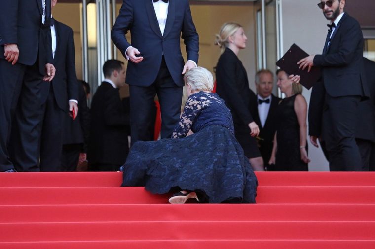 Zar i njoj da se desi? Helen Miren (70) pala na sred Kana! (FOTO)