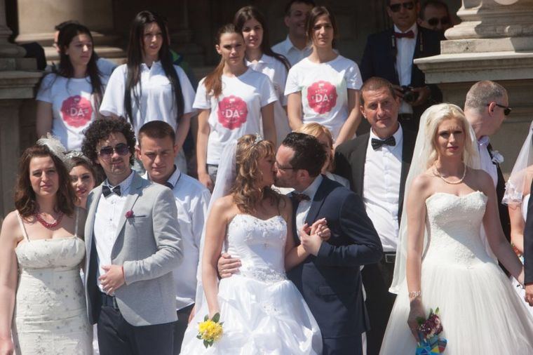 U Beogradu održano kolektivno venčanje: 110 parova izgovorilo sudbonosno Da! (FOTO)