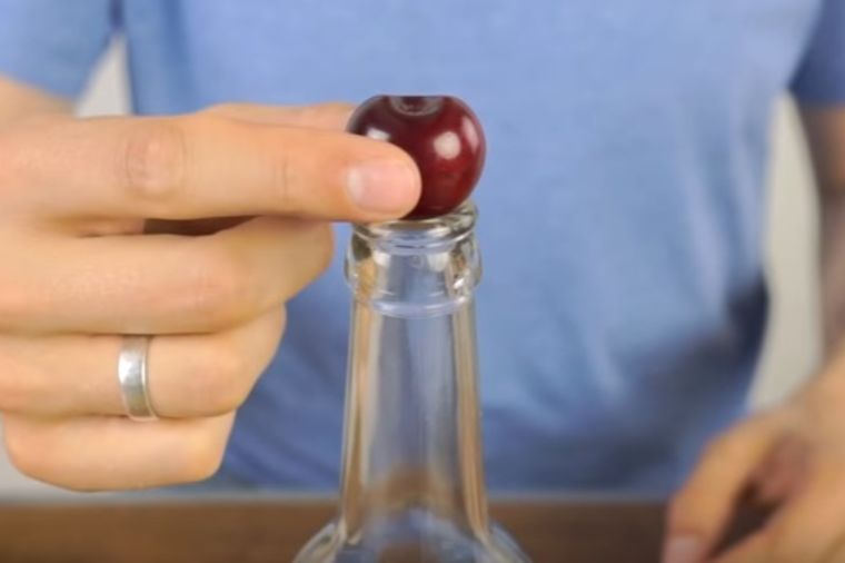 Stavio je višnju na vrh staklene flaše: Genijalan trik koji ćete odmah iskoristiti! (VIDEO)