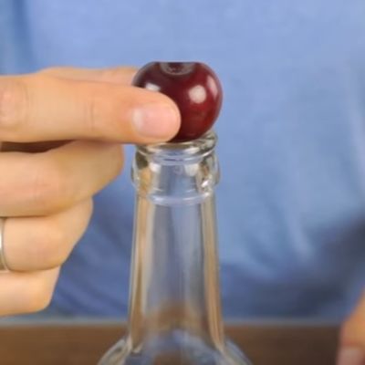 Stavio je višnju na vrh staklene flaše: Genijalan trik koji ćete odmah iskoristiti! (VIDEO)