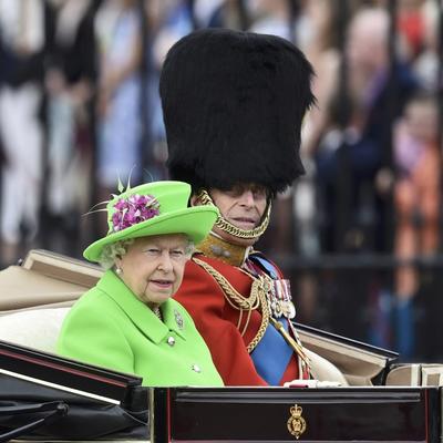 Narugali se kraljici Elizabeti: Evo zašto se ceo svet smeje britanskoj vladarki! (VIDEO)