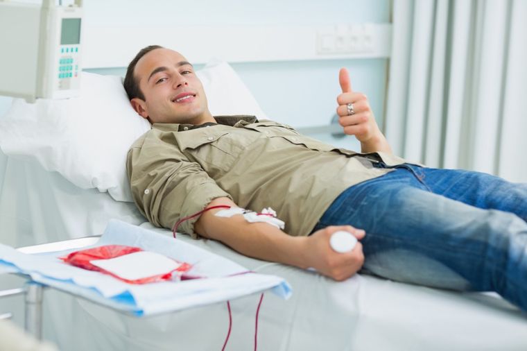 U Beogradu obeležen Svetski dan davalaca krvi: Ispred Skupštine Srbije parkiran transfuziomobil