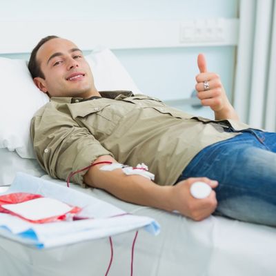 U Beogradu obeležen Svetski dan davalaca krvi: Ispred Skupštine Srbije parkiran transfuziomobil