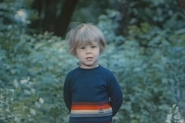 Ovaj neodoljivi dečak je naš najpoznatiji glumac: Da li znate o kome je reč? (VIDEO)
