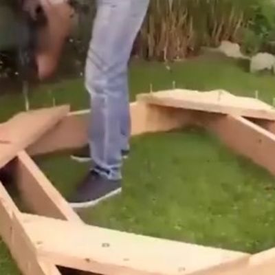 Napravio je okvir od dasaka u svom dvorištu: Njegova deca su se oduševila! (VIDEO)