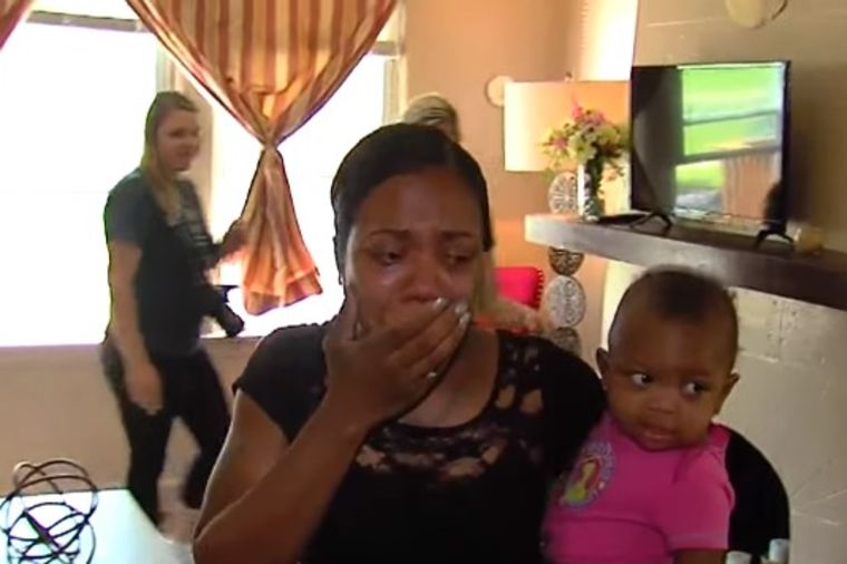 Ušla je sa bebom u kuću i zaplakala: Nije znala šta ju je snašlo! (VIDEO)
