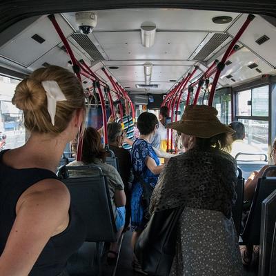 Priča iz gradskog autobusa nasmejala Srbiju: Kad se sretnu baka i urbana devojka!