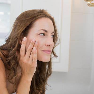 Ovakvo šminkanje prikriva bore oko očiju: Sprečite starenje kože lica!