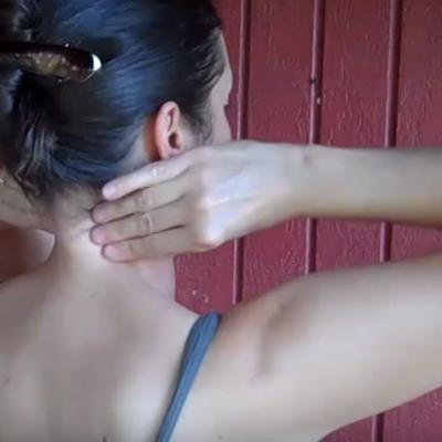 Sami izmasirajte vrat pritiskajući ove tačke: Ukočenost i bol nestaju za 5 minuta! (VIDEO)