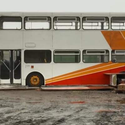 Ćerki je kupio stari autobus: Ono što je uradio sa njim zapanjilo je sve! (VIDEO)