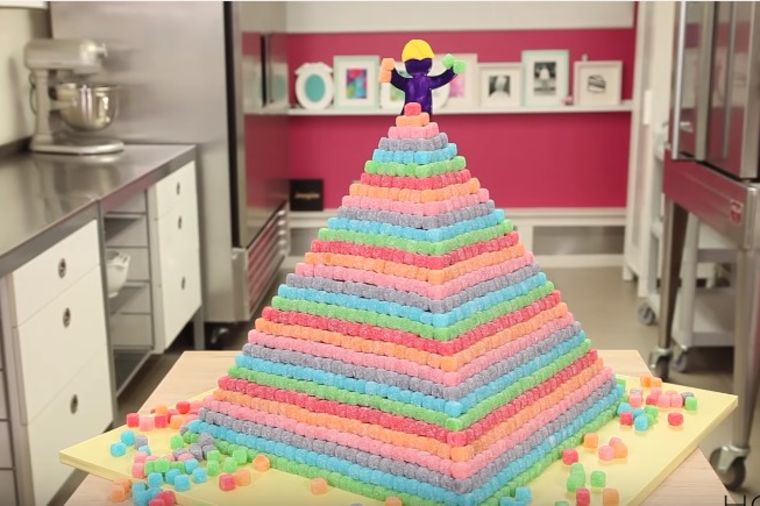Ova piramida torta izgleda fenomenalno: Njena unutrašnjost krije iznenađenje! (VIDEO)
