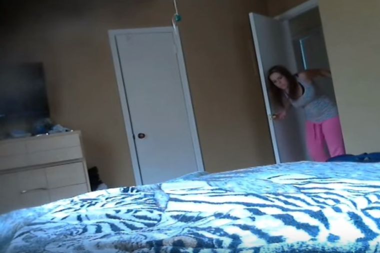 Tajno je snimala cimerku u svojoj sobi: Snimak je zaprepastio! (VIDEO)