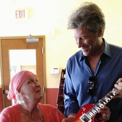 U sred teške borbe sa rakom: Čuveni pevač priredio joj iznenađenje života! (FOTO)