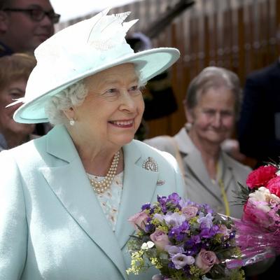 Bez njega kraljica ne može: Elizabetin omiljeni nakit, tako jednostavan, a upečatljiv! (FOTO)