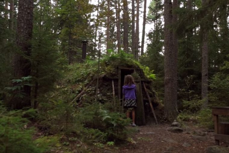 Šetala je šumom i otkrila mala vrata: Devojčica ostala zapanjena! (VIDEO)