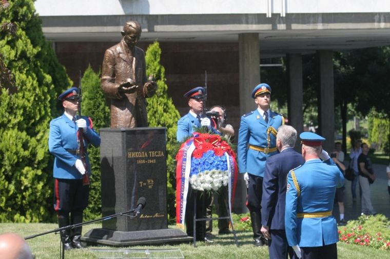 Otkriven treći spomenik Nikoli Tesli u Beogradu: Povodom 160 godina od rođenja naučnika (FOTO)