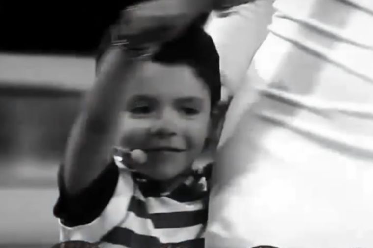 U sred emisije voditeljku uhvatio za guzu: Ovaj dečak je nasmejao svet! (VIDEO)