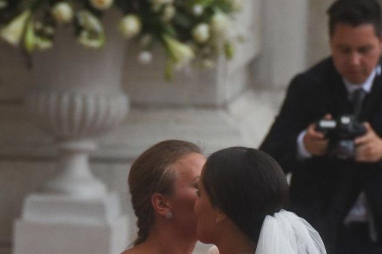 Poljubac dve kume: Miroslava Najdanovski u roze haljini na Aninom venčanju! (FOTO)
