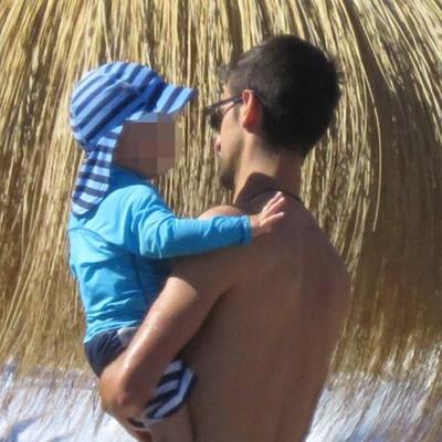 Odmor u Španiji: Novak sa Stefanom uživa na plaži! (FOTO)