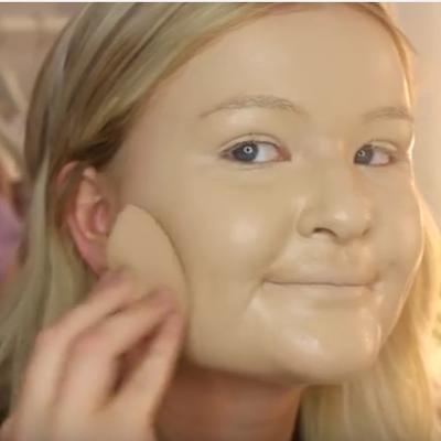 Stavila 100 slojeva pudera: Potpuno uništila kožu na licu! (VIDEO)
