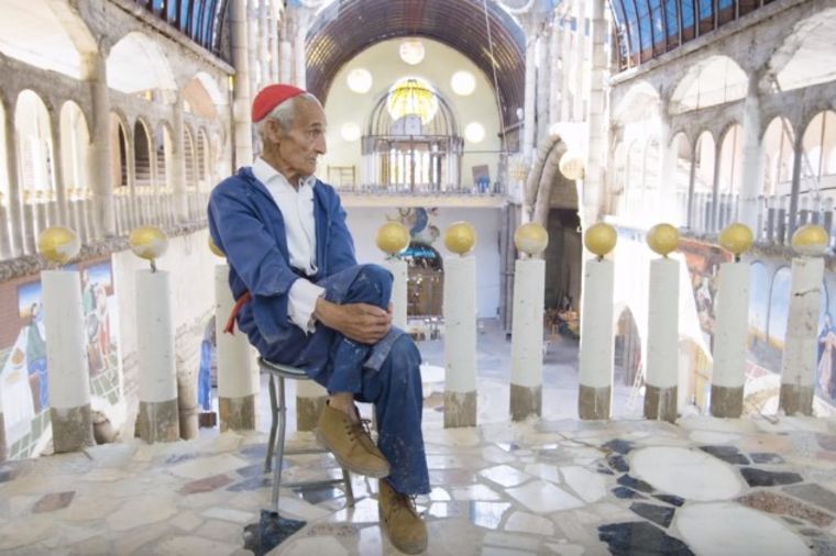 Šta radi vera u Hrista: Deka (90) već 50 godina svojim rukama zida crkvu! (VIDEO)