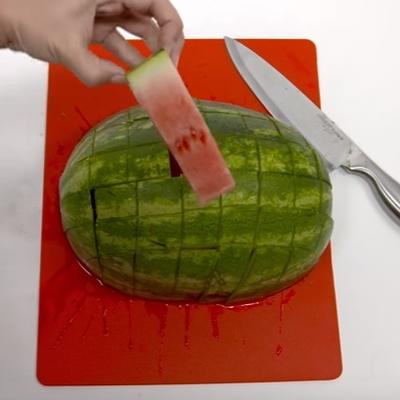 Isecite lubenicu na savršene komadiće: Trik koji morate da naučite! (VIDEO)