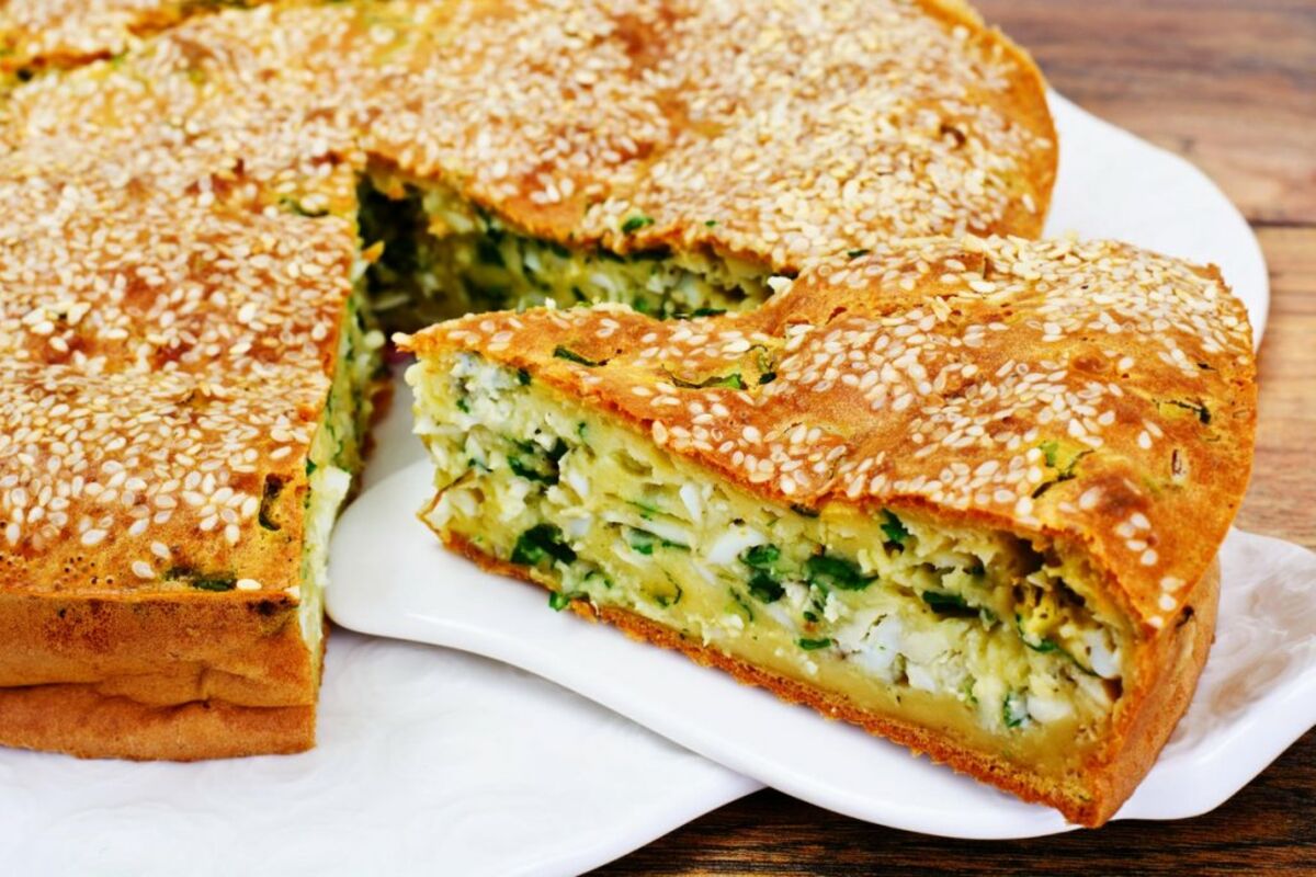 Пирог ру рецепты. Пирог с зеленью. Пирог с творогом и зеленым луком. Пирог с зеленью и яйцом. Заливной пирог с луком и яйцом и сыром.