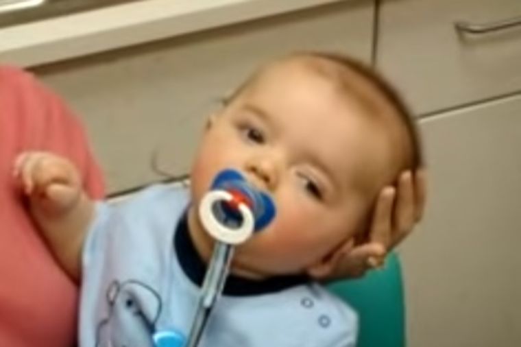 8 miliona ljudi je plakalo: Gluva beba prvi put čula glas svoje majke! (FOTO, VIDEO)