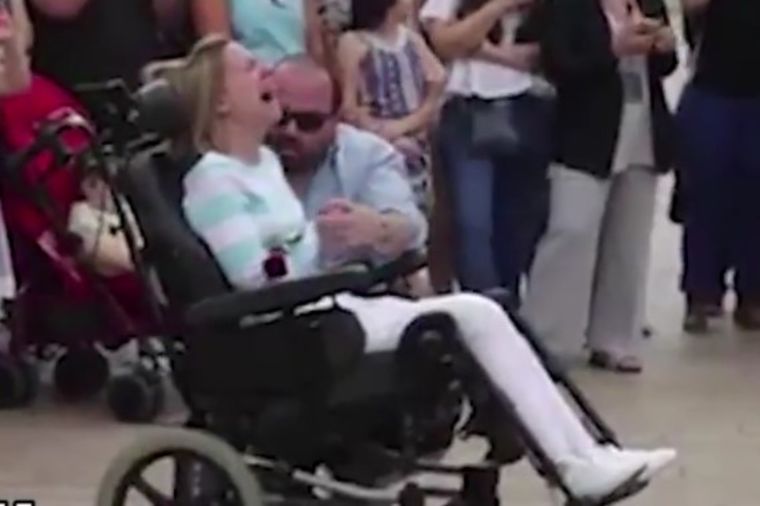Svi su plakali sa bolesnom ženom: Ovo od supruga nije očekivala! (VIDEO)